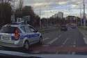Kierowca przepuszcza pieszą, obok przejeżdża radiowóz. Co na to policja? (wideo)