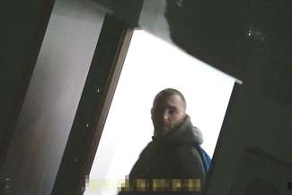 Mężczyzna zarejestrowany na nagraniu jest poszukiwany przez policję