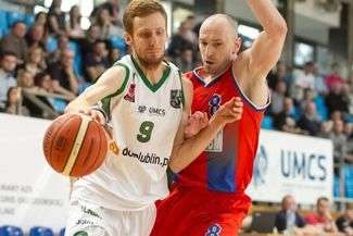 Bartłomiej Karolak (z piłką) jest liderem AZS UMCS)