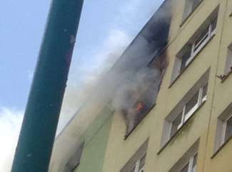 Pożar w wieżowcu przy ul. Koryznowej. Film z akcji gaśniczej