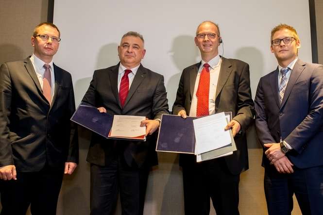 ThysenKrupp AG, z którym w poniedziałek umowę podpisał zarząd puławskich Azotów to jeden z największych koncernów przemysłowych w Niemczech. Prezes Jacek Janiszek drugi od lewej