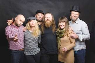 Na zdjęciu od lewej liderzy Niezłej sztuki Grzegorz Zupan, Paulina Ciesielska, Grzegorz Chwesiuk, Piotr Stelmaszczuk, Ola Borysiewicz i Przemysław Świechowski