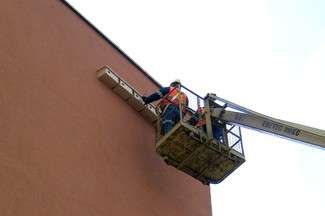 Aby zainstalować budki dla jerzyków potrzebny jest specjalistyczny sprzęt
