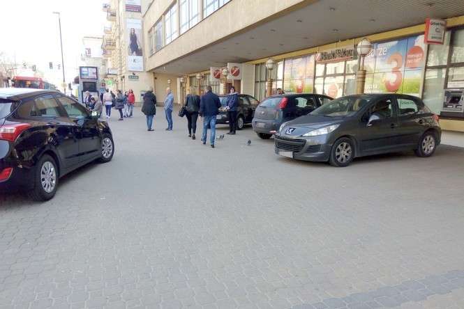 Kierowcy jadą po chodniku i parkują przed bankiem (na zdjęciu sytuacja z poniedziałku)