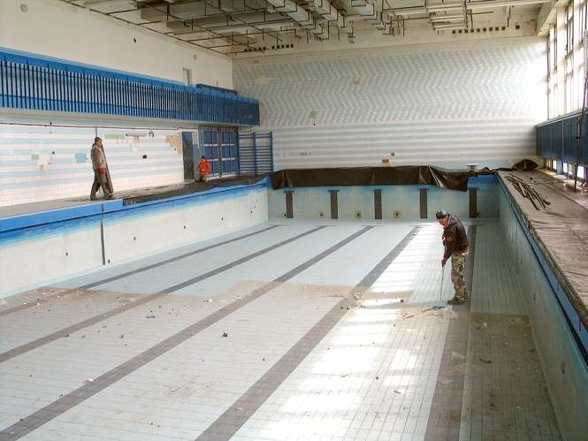 Wczoraj robotnicy zabezpieczali nieckę i brzegi basenu przed skutkami prac związanych z demontażem stropodachu