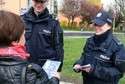 Dzielnicowi z Czubów z ulotkami na osiedlu. Promują aplikację mobilną