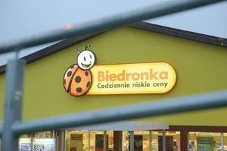 Właściciel Biedronki utrzymuje, że sprzedawca-kasjer z trzyletnim stażem pracy zatrudniony na pełny etat zarabia 2750 zł brutto