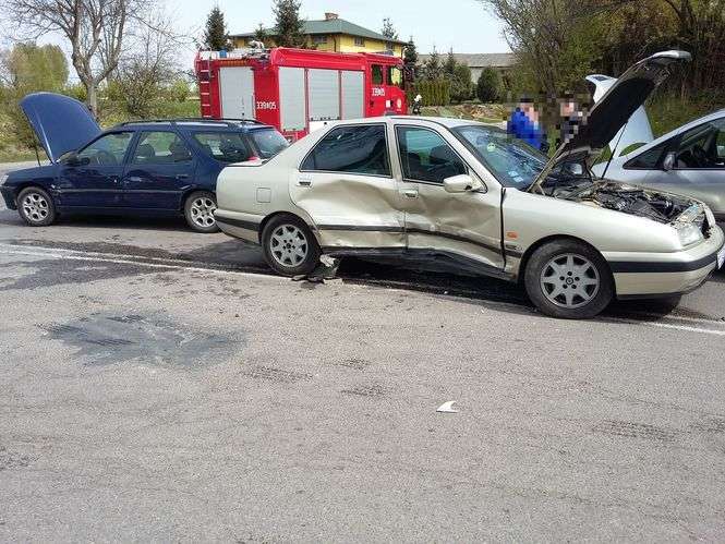 W Wojciechowie zderzyły się cztery samochody. Dwie osoby trafiły do szpitala