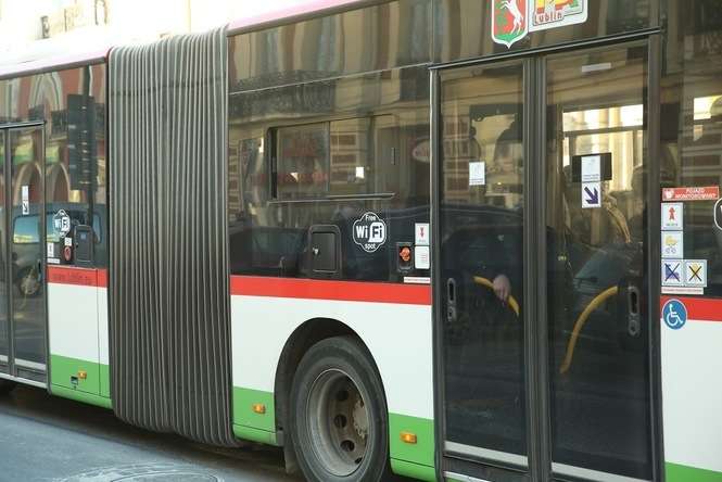 Każdy z autobusów powinien mieć co najmniej 140 miejsc, w tym przynajmniej 40 siedzących