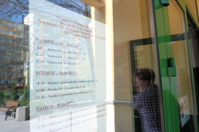 Ogłoszenie na drzwiach Szkoły Podstawowej nr 45 w Lublinie