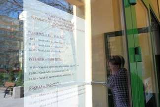 Ogłoszenie na drzwiach Szkoły Podstawowej nr 45 w Lublinie