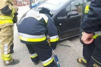 Nietypowa interwencja strażaków. Rozcinali blokadę na kole założoną przez straż miejską