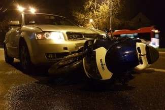 Samochód zderzył się z motocyklem. Dwie osoby w szpitalu