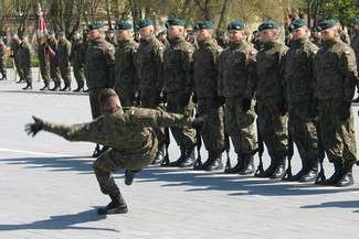 Dzień otwartych koszar w chełmskim garnizonie. Musztra paradna i defilada pododdziałów