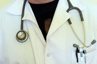 Sprawa wyszła na jaw po tym, jak zażądał od jednej z kobiet, której syn popełnił samobójstwo, zapłaty za wypisanie aktu zgonu