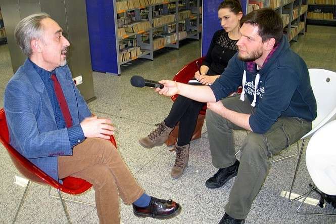 Marcin Wroński spotkał się wczoraj w Chełmskiej Bibliotece Publicznej z miejscowymi dziennikarzami i czytelnikami