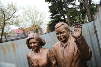 Dyskusja o pomniku Lecha i Marii Kaczyńskich. Jest odpowiedź społecznego komitetu