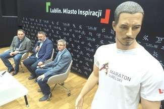 Maraton ruszy sprzed CSK. Wczoraj o biegu mówili (od lewej): Piotr Franaszek, dyrektor CSK, Marcin Bielski, prezes Fundacji Rozwoju Sportu i Piotr Kitliński, dyrektor imprezy
