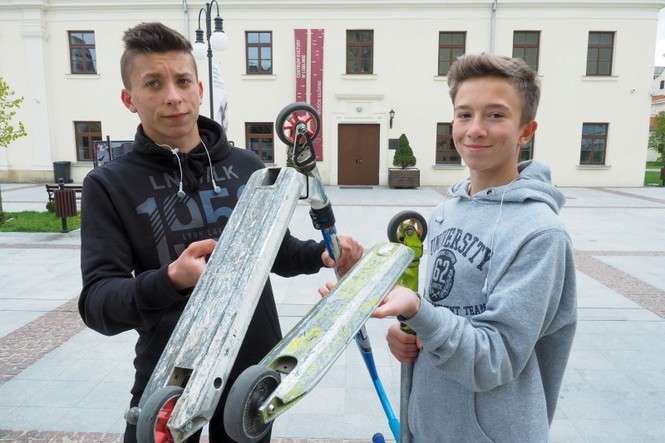 15-letni Kamil (z lewej) i 14-letni Kamil szaleją na hulajnogach i chcą promować ten rodzaj sportu