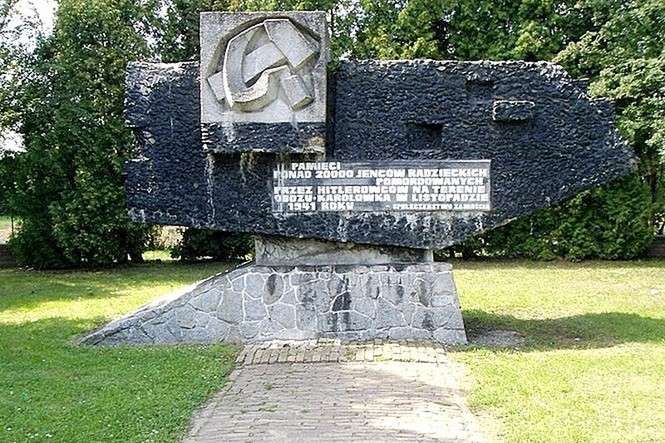 Pomnik autorstwa Eugeniusza Pola postawiono w 1969 r. dla upamiętnienia ofiar, w miejscu ich śmierci. To stylizowany „czołg-młot” ozdobiony sierpem i młotem