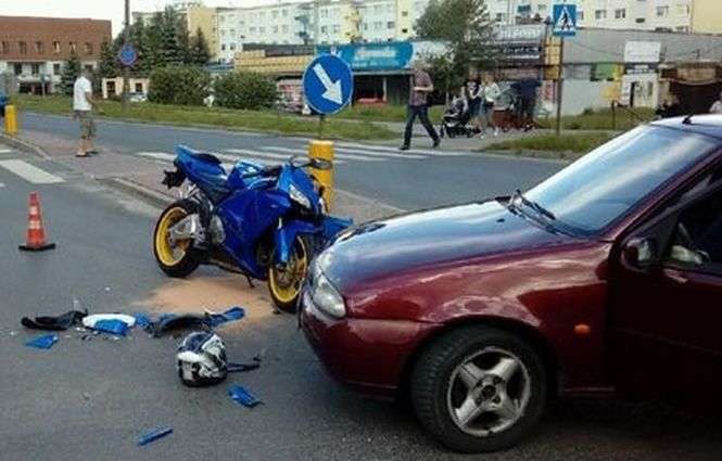 Motocyklista trafił do szpitala, ale nie odniósł poważnych obrażeń. 