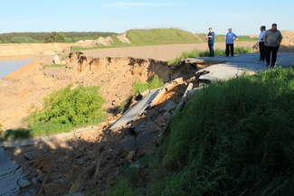 Zanim zajdzie możliwość odbudowy zniszczonej drogi zakończyć będą musiały się badania geotechniczne, które na miejscu przeprowadzają inspektorzy z lubelskiego urzędu górniczego. Odrębne postępowanie wyjaśniające prowadzi nadzór budowlany i policja