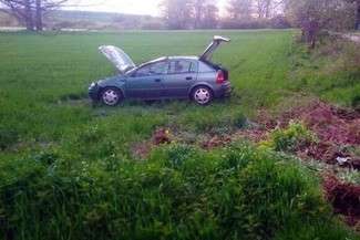 Wypadła z drogi i dachowała. Prawo jazdy miała niecały miesiąc