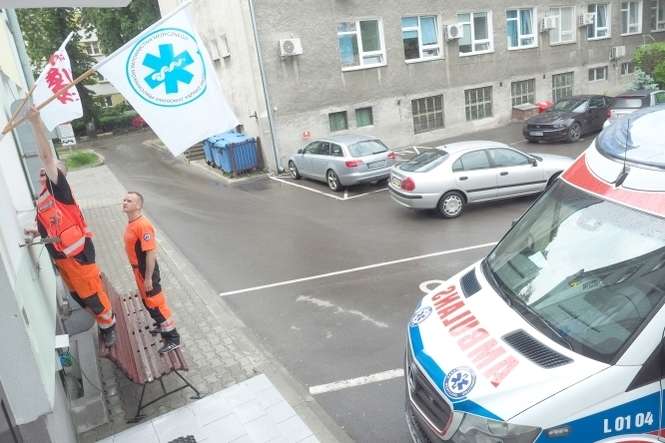 Wczoraj zostały oflagowane budynki jednostek ratownictwa medycznego oraz ambulanse. Flagi zawisły m.in. na budynku Wojewódzkiego Pogotowia Ratunkowego w Lublinie