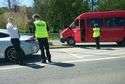 Bus zderzył się z osobówką. Jedna osoba trafiła do szpitala