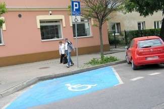 Niebieska plama bije w oczy między innymi na parkingu przy ul. Strażackiej