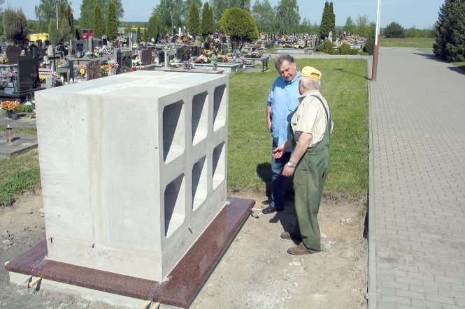 Waldemar Kononiuk w rozmowie z pracownikiem cmentarza. Obok gotowego już pierwszego segmentu kolumbarium w jednym rzędzie może stanąć ich jeszcze pięć