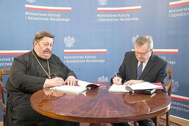 Umowę podpisują arcybiskup Diecezji Lubelsko-Chełmskiej Abel i minister Piotr Gliński