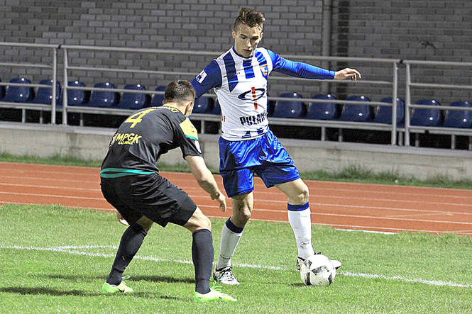Konrad Szczotka (przy piłce) w tym sezonie rozegrał 21 spotkań w I lidze<br />
<br />
