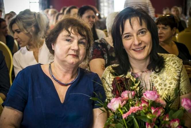 Od lewej: Barbara Pęksa, kierownik Medycznego Laboratorium Diagnostycznego w COZL, Elżbieta Puacz Prezes Krajowej Rady Diagnostów Laboratoryjnych<br />
