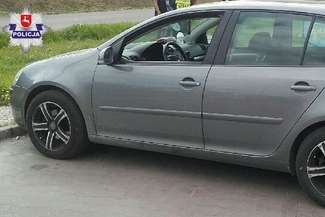 Matka zatrzasnęła dziecko w rozgrzanym samochodzie. Policjanci wybili szybę