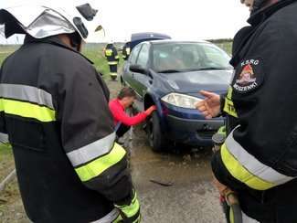 Zjechał z jezdni na ekspresówce i wpadł do rowu