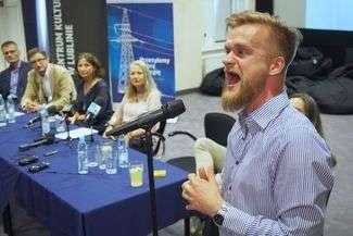 Na pierwszym planie Jakub Wocial, odtwórca roli Jezusa w musicalu „Jesus Christ Superstar” Teatru Rampa.
Fot. Maciej Kaczanowski