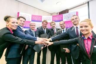 W chwilę po podpisaniu porozumień. Rektor Arkadiusz Tofil drugi z prawej strony