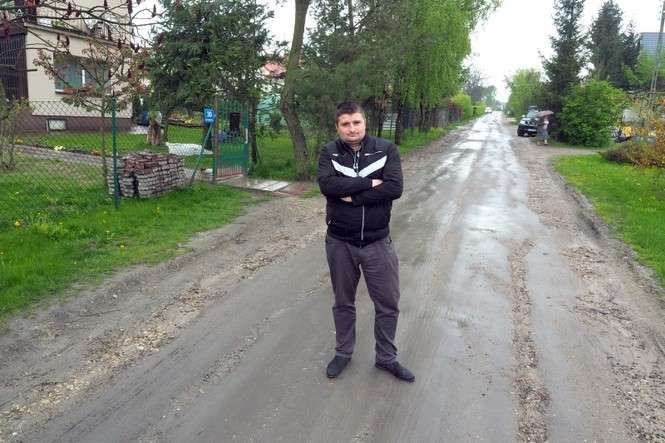 Budowa drogi jest niezbędna – podkreśla Arkadiusz Kurek, który mieszka przy ul. Gospodarczej. – Tą która jest nie da się jeździć, bo albo się kurzy albo jest błoto