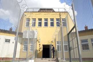 Poza terenem Zakładu Karnego w Opolu Lubelskim obecnie do pracy jeździ 94 skazanych. 54 osadzonych dostaje pensję, a 40 pracuje społecznie
