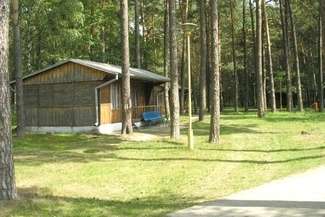 Na blisko dwuhektarowej działce znajduje się budynek administracyjny, domek drewniany z czterema miejscami noclegowymi oraz hotel, w którym może nocować 70 osób