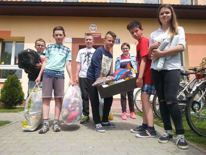 Dzieci ze Szkoły Podstawowej w Ludmiłówce z darami dla zwierząt ze schroniska w Rachowie
