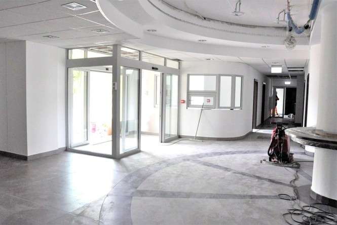 W budynku – nowej siedzibie Urzędu Miasta w Świdniku – m.in. w biurze obsługi klienta na parterze – trwają prace wykończeniowe