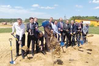 Symboliczne wbicie łopaty na budowanym już od kilku miesięcy odcinku Kurów-Garwolin
