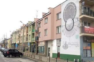 Najbardziej rozpoznawalnym budynkiem z zasobów Włodawskiej Spółdzielni Mieszkaniowej jest ten wkomponowany w pierzeję zabytkowego rynku