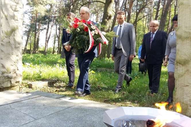 Zygmunt Gardziński, przewodniczący Rady Miasta Chełm, składa wieniec pod pomnikiem w lesie Borek, miejscu masowych straceń jeńców i ludności cywilnej