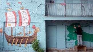 Na podwórku kamienicy Domu Słów, gdzie w tym roku będzie działać oficjalny Klub Festiwalowy, trwają intensywne prace. Na murach i drewnianych drzwiach przemalowanych na niebiesko komórek pojawiają się postaci z bajek.
Fot. Agnieszka Mazuś