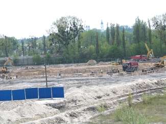 Plac budowy nowej Castoramy widać jak na dłoni z wiaduktu w al. Przyjaźni. Hipermarket będzie miał około 8 tys. mkw. powierzchni