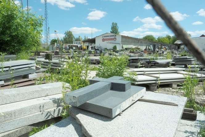 Piec kremacyjny miałby stanąć przy ul. Głuskiej 254, gdzie teraz działa zakład kamieniarski. 