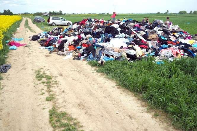 Urząd Gminy w Jastkowie zobowiązał się zabezpieczyć porzuconą odzież